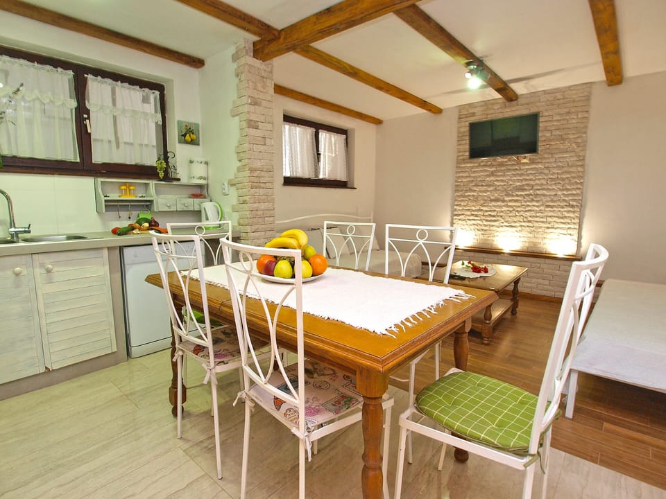 Standard Apartment, 3 Bedrooms (0218) | In-room dining