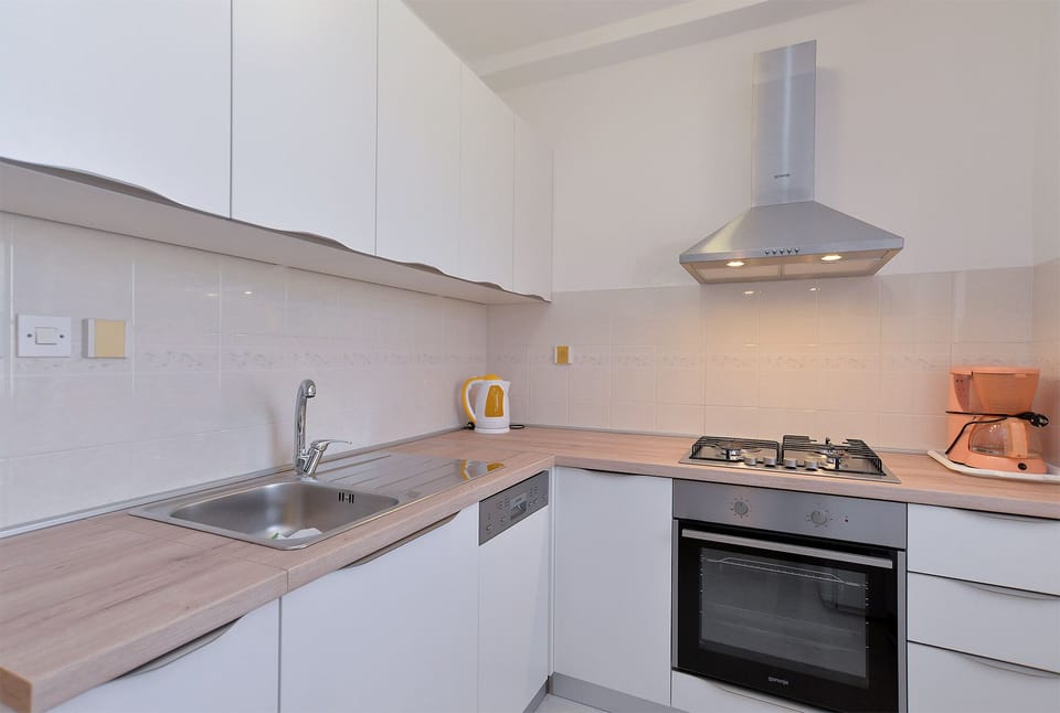 Standard Apartment, 3 Bedrooms (0224) | Private kitchen | Fridge, microwave, oven, stovetop