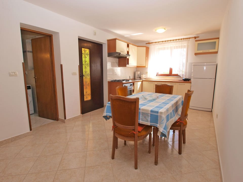 Standard Apartment, 1 Bedroom (0254) | In-room dining