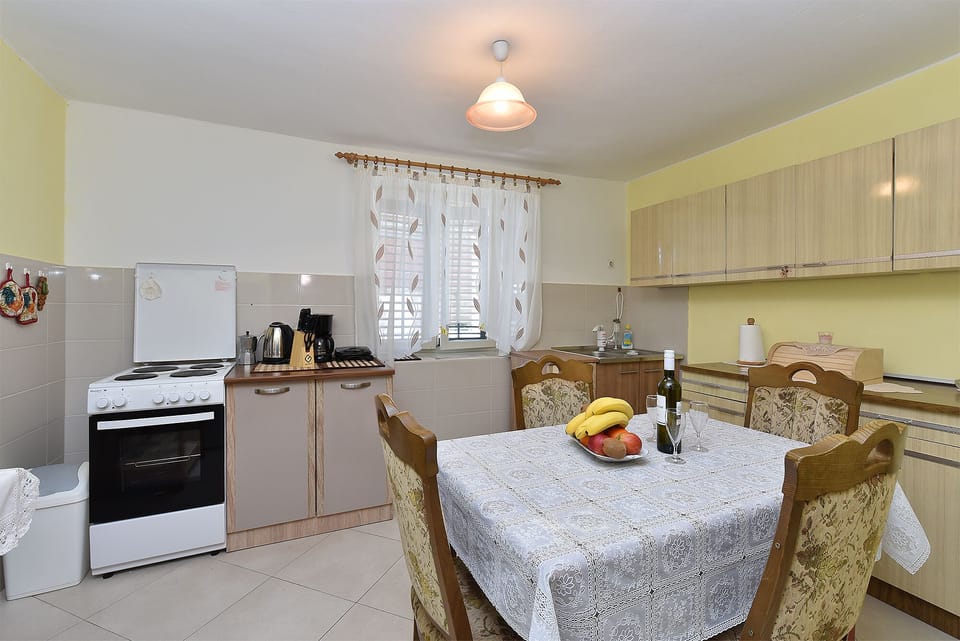 Standard House, 3 Bedrooms (0258) | Private kitchen | Fridge, oven, stovetop, coffee/tea maker