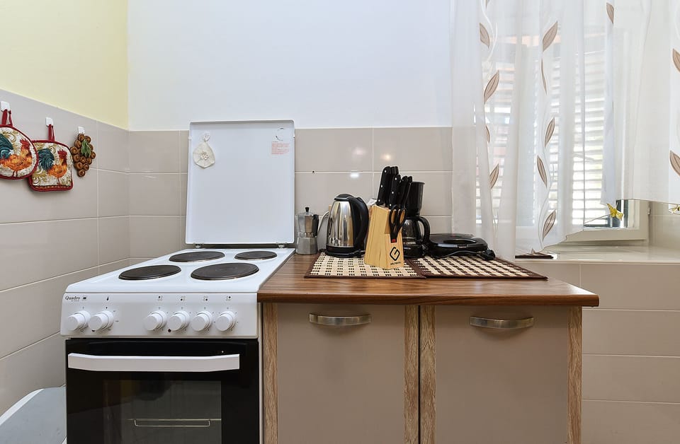 Standard House, 3 Bedrooms (0258) | Private kitchen | Fridge, oven, stovetop, coffee/tea maker