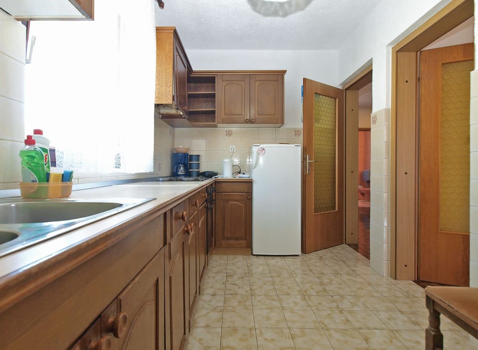 Standard Apartment, 3 Bedrooms (0273) | Private kitchen | Fridge, oven, stovetop, coffee/tea maker