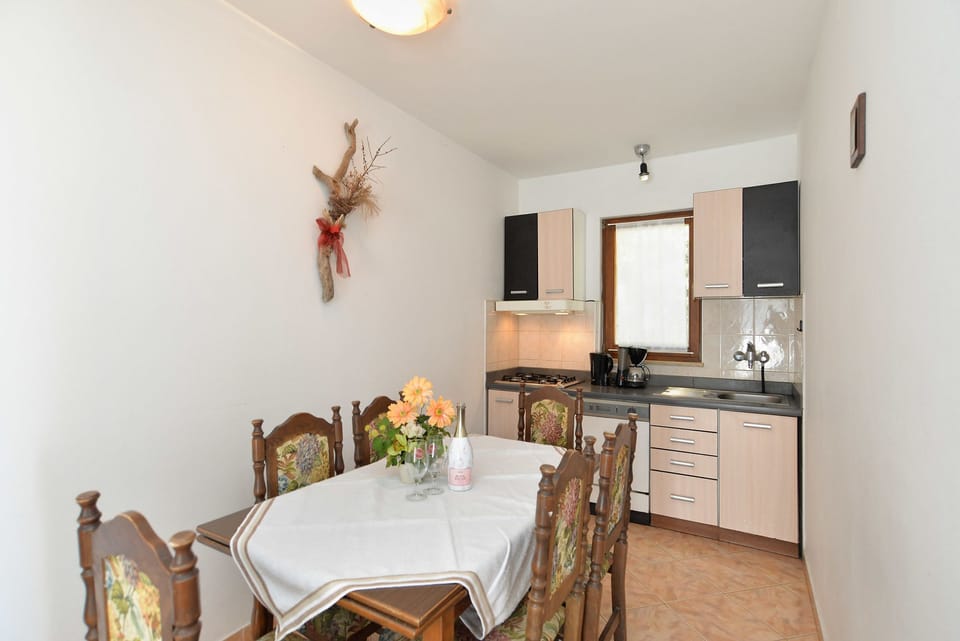 Standard House, 4 Bedrooms (0278) | Private kitchen | Fridge, microwave, oven, stovetop