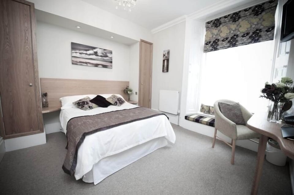 1 bedroom, desk, soundproofing, free cribs/infant beds