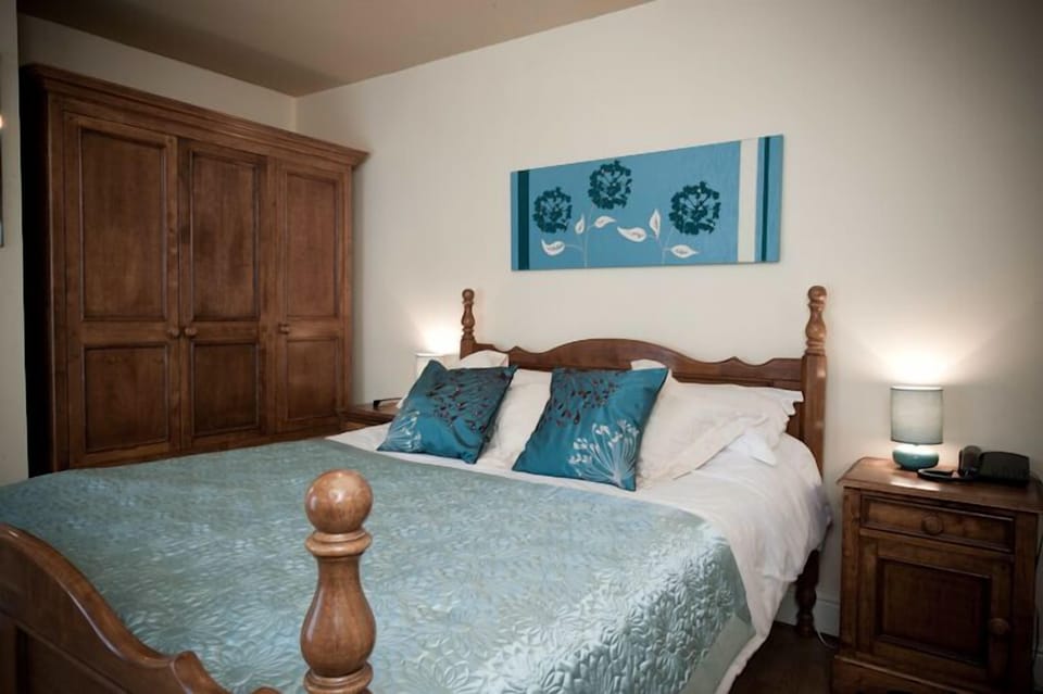 1 bedroom, desk, soundproofing, free cribs/infant beds