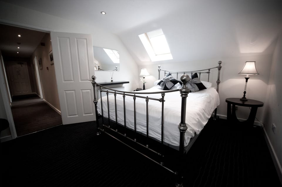 Junior Suite | 1 bedroom, desk, soundproofing, free cribs/infant beds