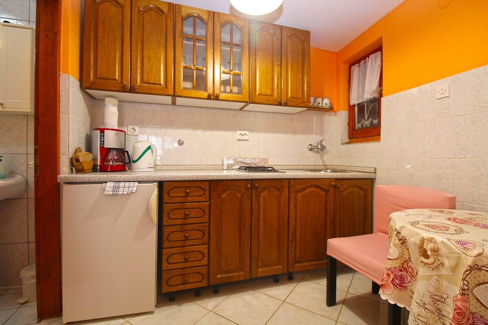 Standard Studio, 1 Bedroom (1112/9594) | Private kitchen | Fridge, stovetop, electric kettle, cookware/dishes/utensils