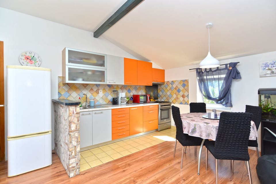 Standard Apartment, 2 Bedrooms (0283) | Private kitchen | Fridge, oven, stovetop, coffee/tea maker