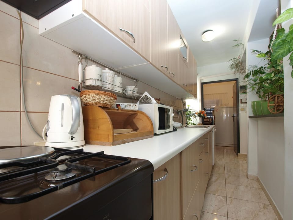 Standard Apartment, 3 Bedrooms (0285) | Private kitchen | Fridge, microwave, electric kettle