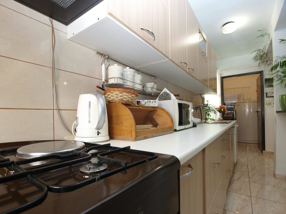 Standard Apartment, 3 Bedrooms (0285) | Private kitchen | Fridge, microwave, electric kettle