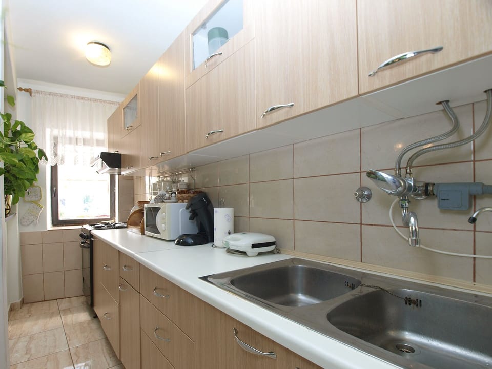 Standard Apartment, 3 Bedrooms (0285) | Private kitchen | Fridge, microwave, electric kettle
