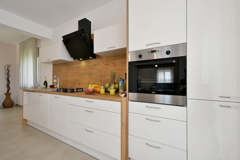 Standard House, 2 Bedrooms (0287) | Private kitchen | Fridge, microwave, oven, stovetop