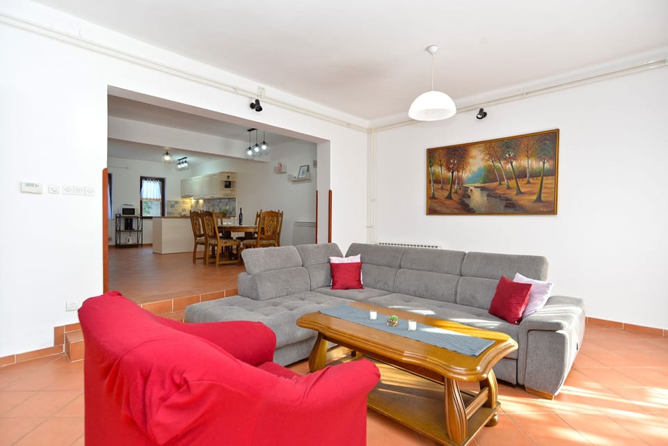 Standard Apartment, 4 Bedrooms (0292) | Living area | TV