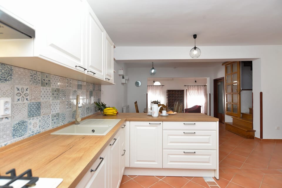 Standard Apartment, 4 Bedrooms (0292) | Private kitchen | Fridge, oven, stovetop, dishwasher