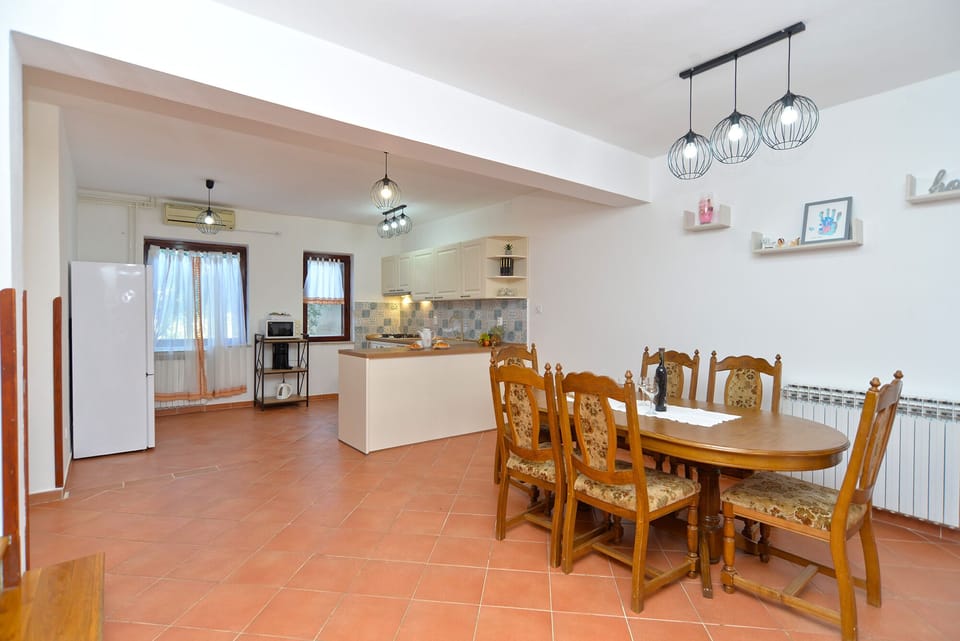Standard Apartment, 4 Bedrooms (0292) | Living area | TV