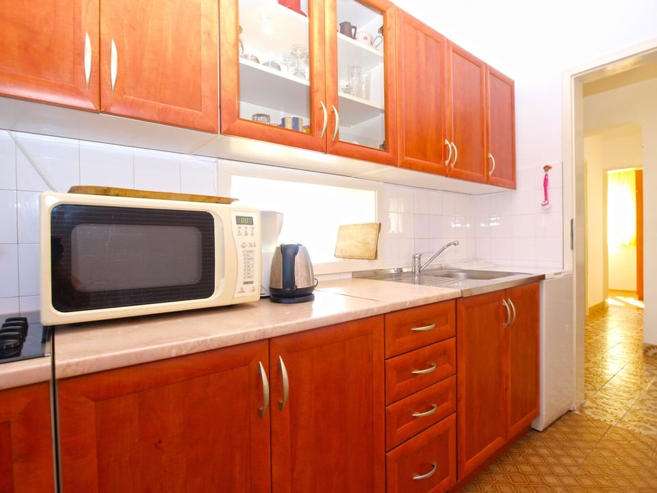 Standard House, 2 Bedrooms (0298) | Private kitchen | Fridge, stovetop, coffee/tea maker, electric kettle