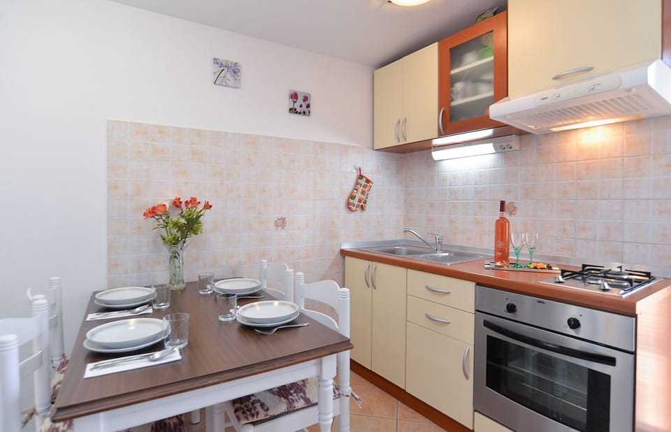 Standard House, 1 Bedroom (0300) | Private kitchen | Coffee/tea maker, fridge, oven, stovetop