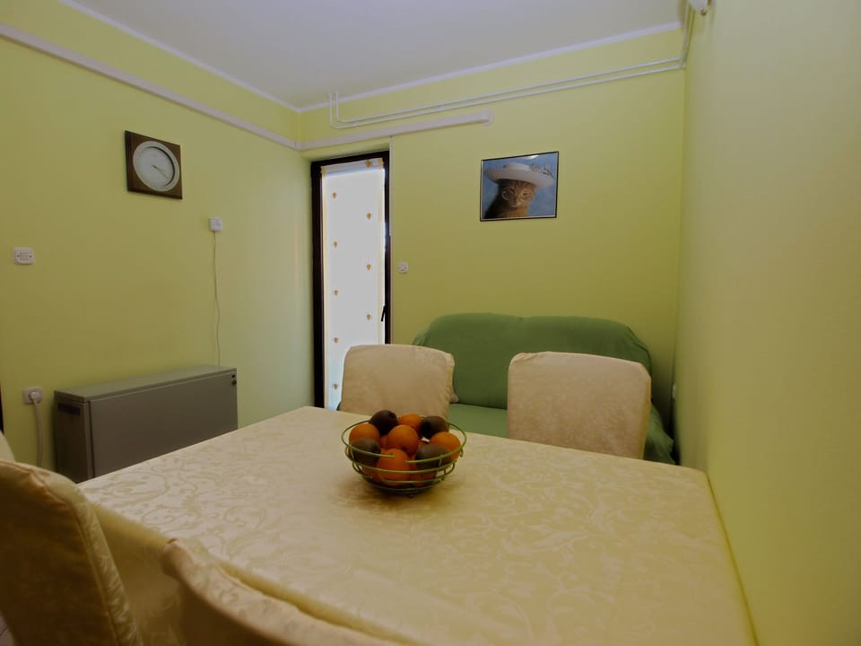 Standard Apartment, 1 Bedroom (1230/11638) | In-room dining
