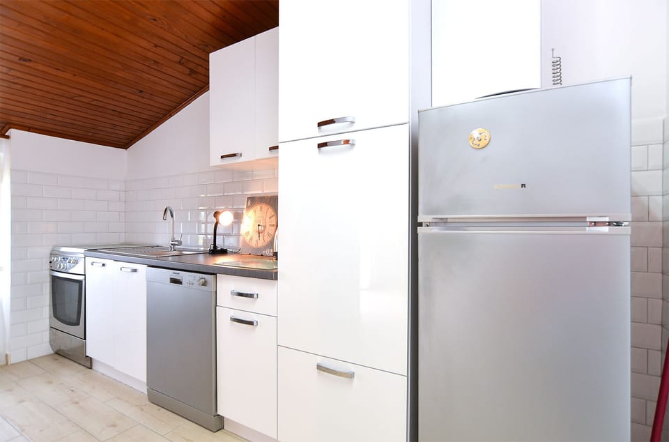 Standard Apartment, 3 Bedrooms (0307) | Private kitchen | Coffee/tea maker, fridge, microwave, oven