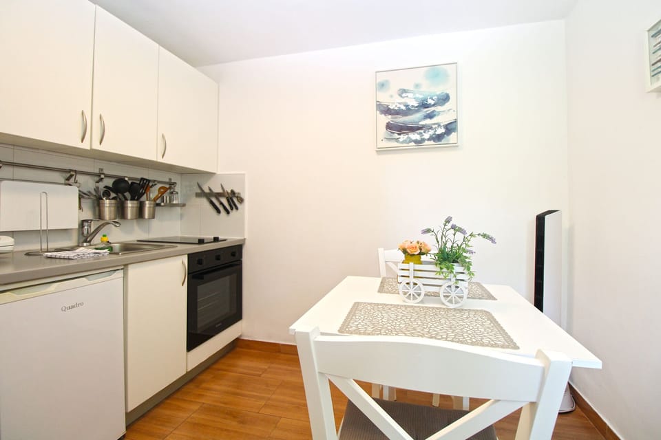 Standard Apartment, 1 Bedroom (0310) | Private kitchen | Fridge, oven, stovetop, coffee/tea maker