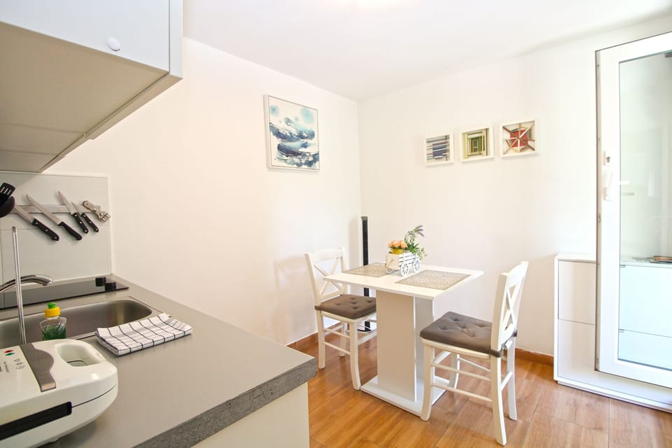 Standard Apartment, 1 Bedroom (0310) | Living area | Flat-screen TV