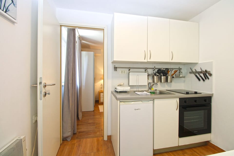 Standard Apartment, 1 Bedroom (0310) | Private kitchen | Fridge, oven, stovetop, coffee/tea maker