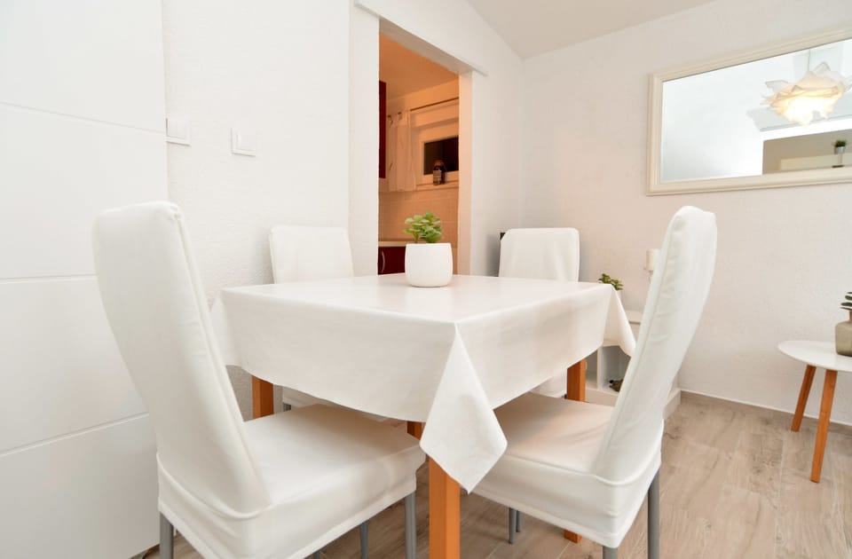 Standard Apartment, 1 Bedroom (0331) | In-room dining