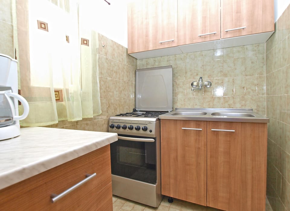 Standard House, 2 Bedrooms (0336) | Private kitchen | Fridge, microwave, oven, stovetop