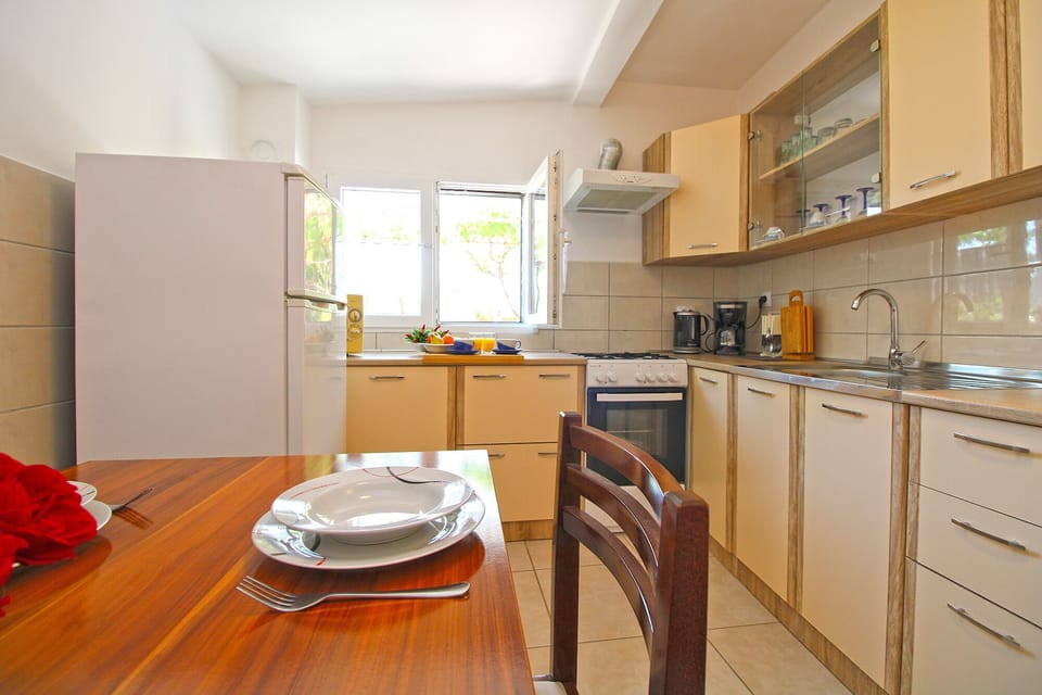 Standard House, 1 Bedroom (0348) | Private kitchen | Fridge, microwave, oven, stovetop