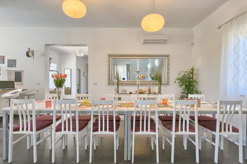 Standard Villa, 5 Bedrooms (0351) | In-room dining