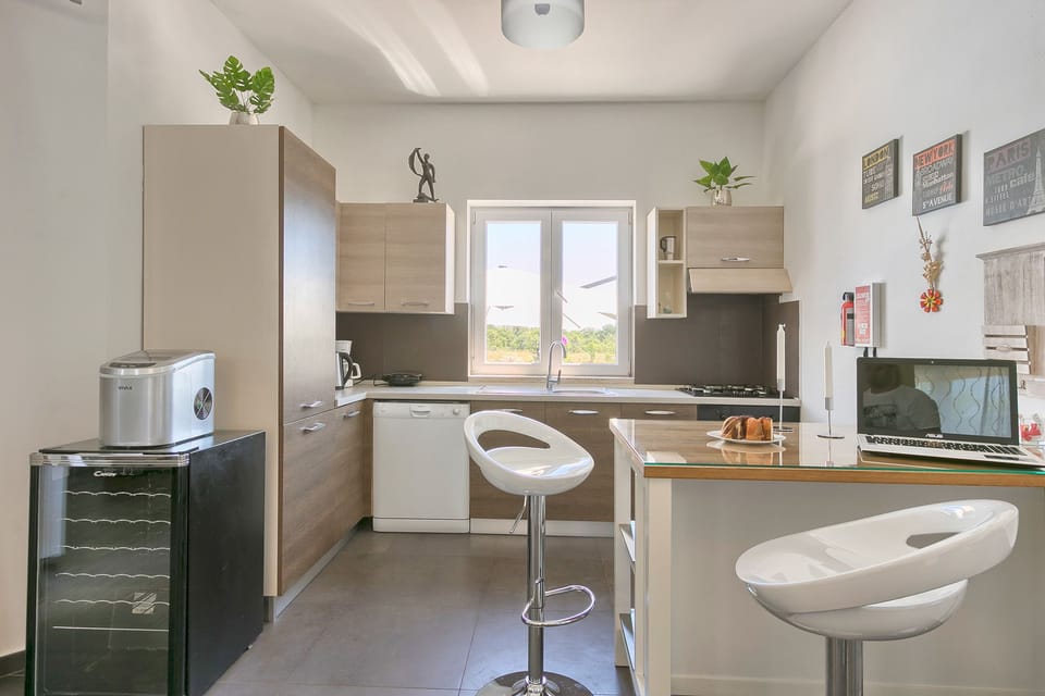Standard Villa, 5 Bedrooms (0351) | Private kitchen | Fridge, microwave, oven, stovetop