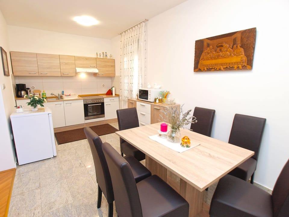 Standard Apartment, 4 Bedrooms (0366) | In-room dining