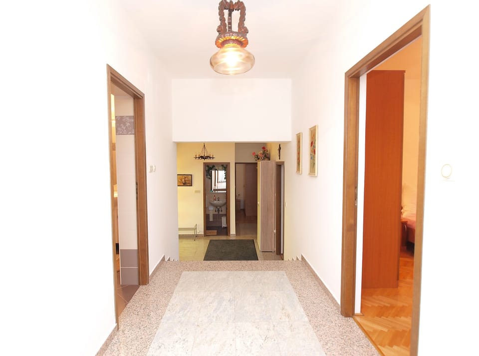 Standard Apartment, 4 Bedrooms (0366) | 4 bedrooms, free cribs/infant beds, free WiFi, bed sheets