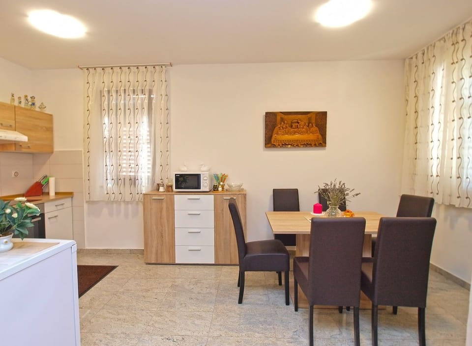Standard Apartment, 4 Bedrooms (0366) | In-room dining