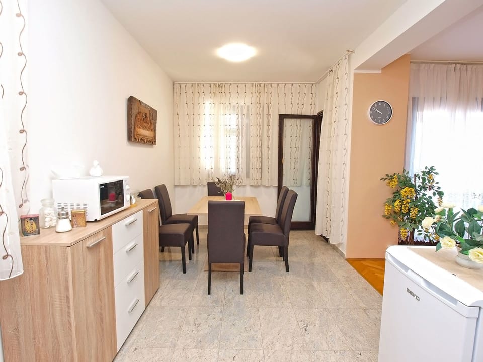 Standard Apartment, 4 Bedrooms (0366) | In-room dining