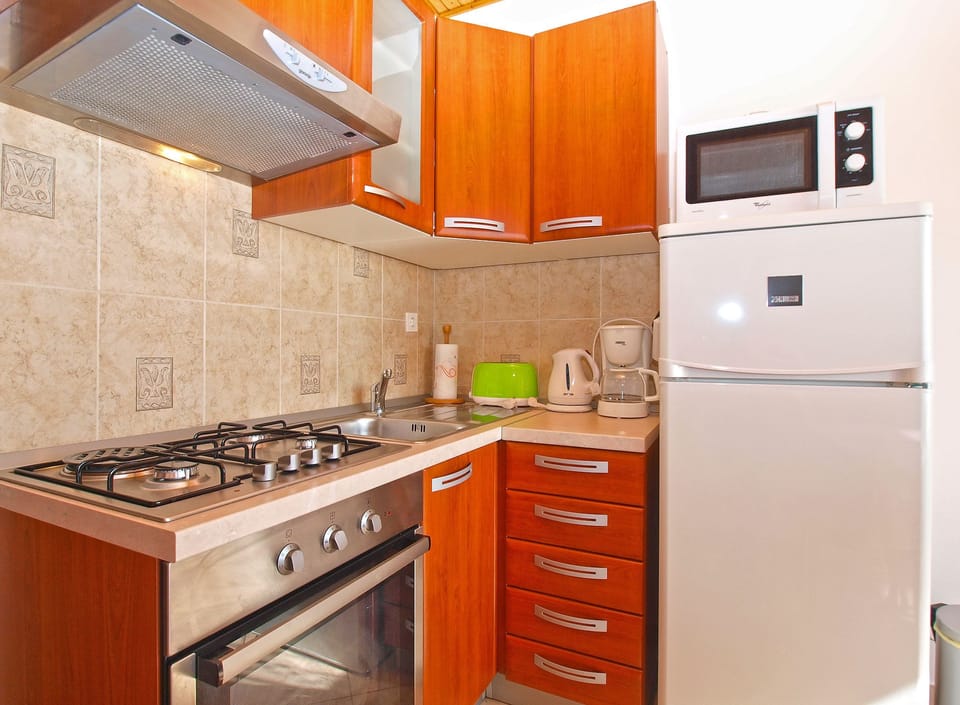 Standard House, 1 Bedroom (0368) | Private kitchen | Fridge, microwave, coffee/tea maker, electric kettle
