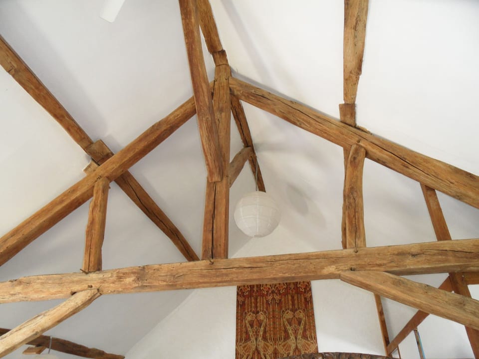 Roof beams in the bedroom
