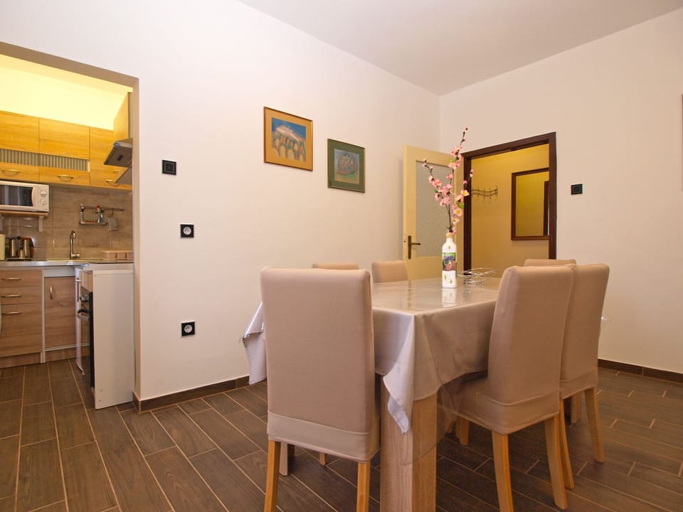 Standard Apartment, 2 Bedrooms (0395) | In-room dining