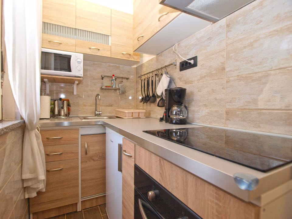 Standard Apartment, 2 Bedrooms (0395) | Private kitchen | Fridge, microwave, oven, stovetop