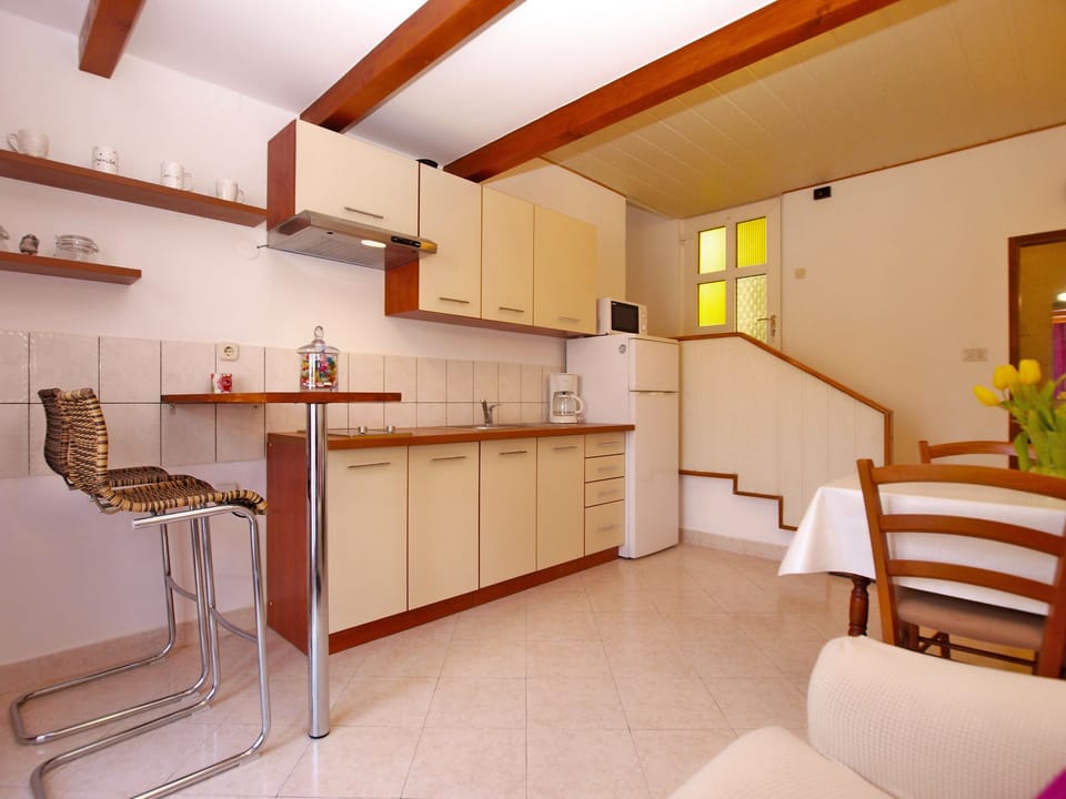 Standard Apartment, 1 Bedroom (0400) | Private kitchen | Fridge, microwave, electric kettle