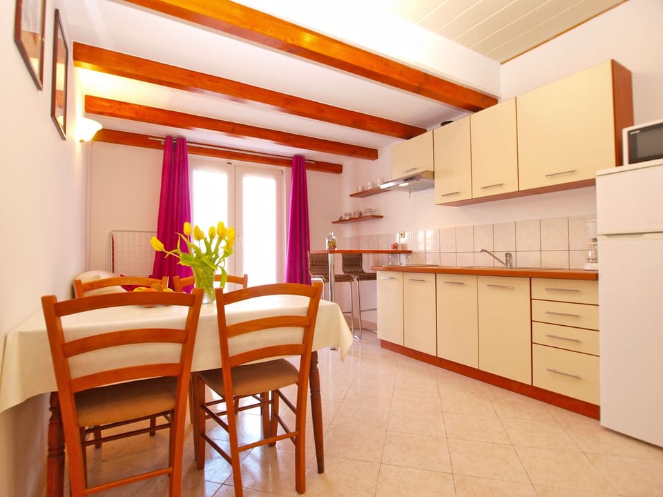 Standard Apartment, 1 Bedroom (0400) | Private kitchen | Fridge, microwave, electric kettle