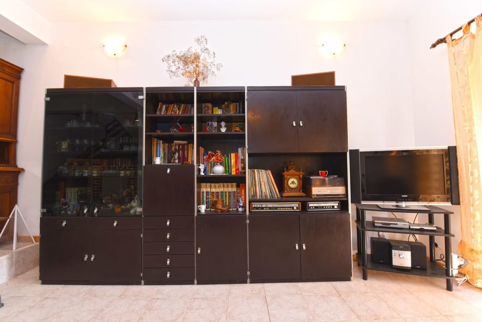 Standard Apartment, 3 Bedrooms (0402) | Living area | TV