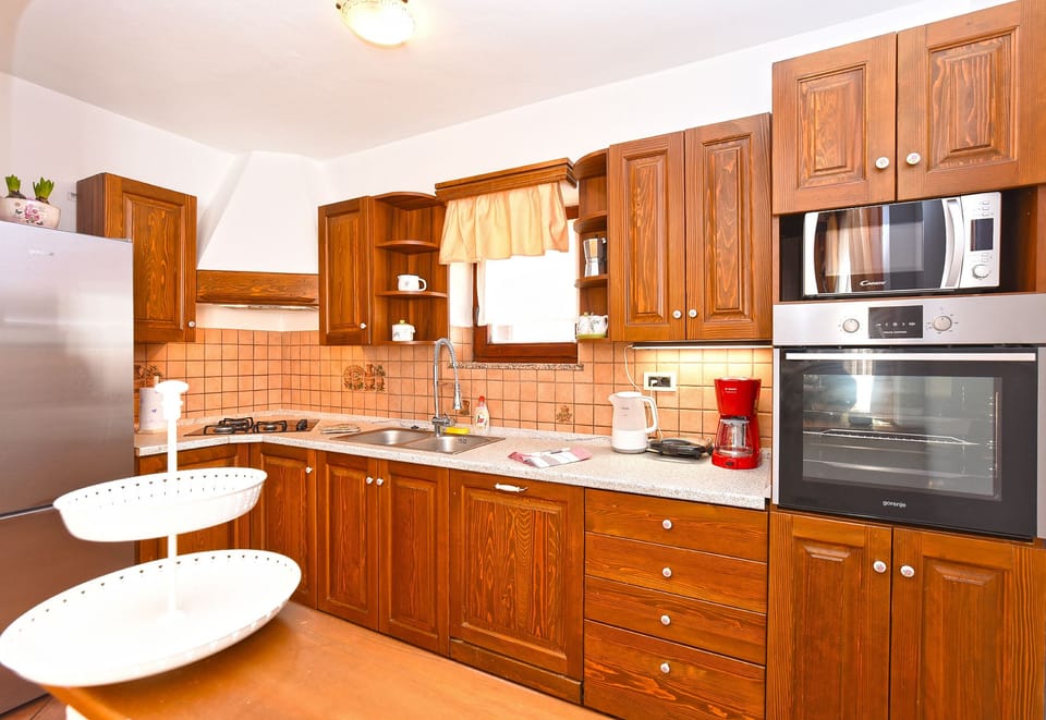 Standard Apartment, 3 Bedrooms (0403) | Private kitchen | Fridge, microwave, oven, stovetop