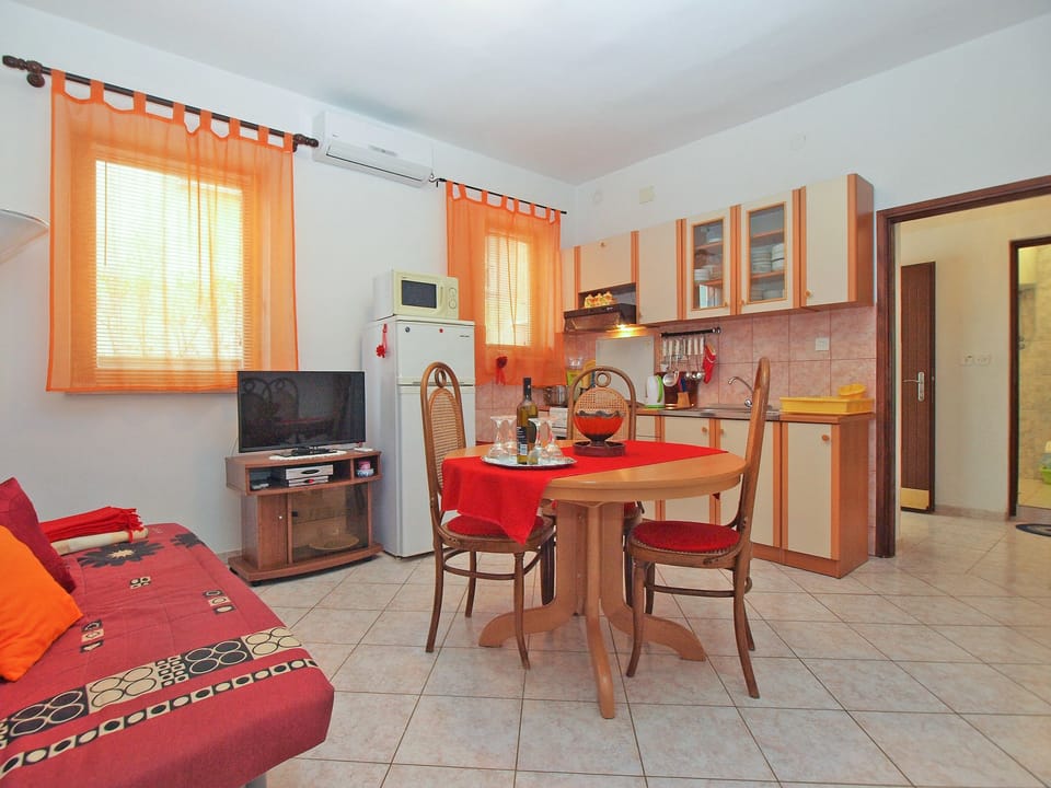 Standard Apartment, 2 Bedrooms (0407) | In-room dining