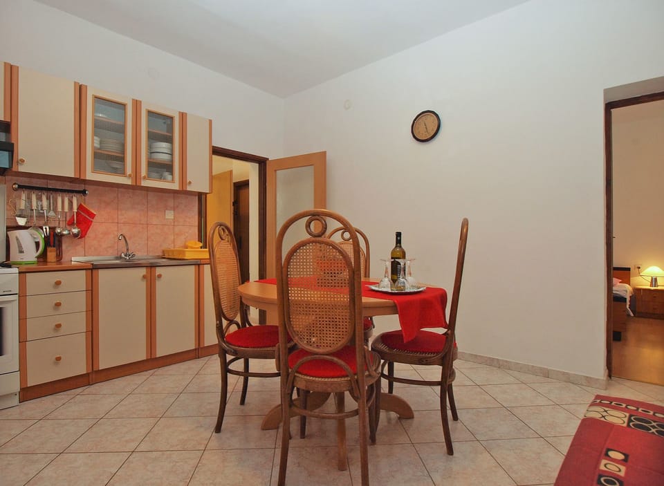 Standard Apartment, 2 Bedrooms (0407) | In-room dining