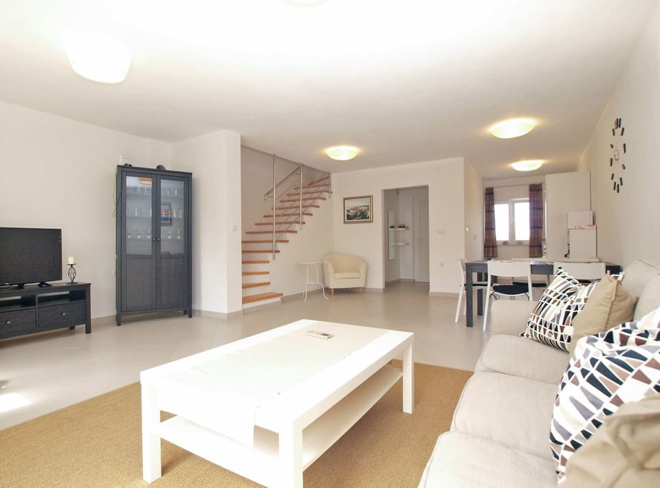 Standard House, 3 Bedrooms (0410) | Living area | TV