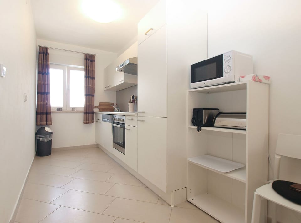 Standard House, 3 Bedrooms (0410) | Private kitchen | Fridge, microwave, electric kettle