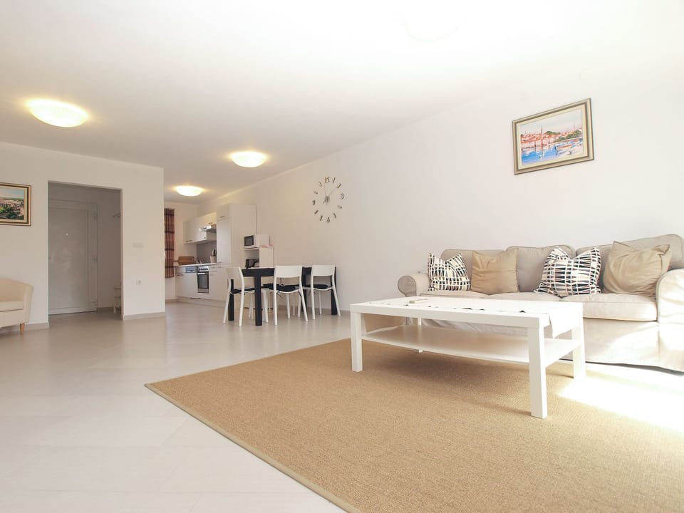 Standard House, 3 Bedrooms (0410) | Living area | TV