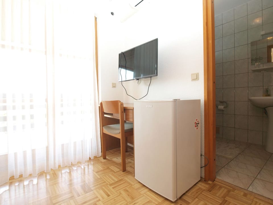 Standard Room, 1 Bedroom (1624/16706) | Living area | TV
