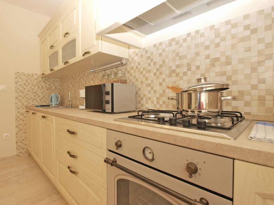 Standard Apartment, 1 Bedroom (0440) | Private kitchen | Fridge, microwave, coffee/tea maker, electric kettle